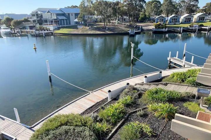 The View - Captains Cove Waterfront Resort Paynesville Extérieur photo
